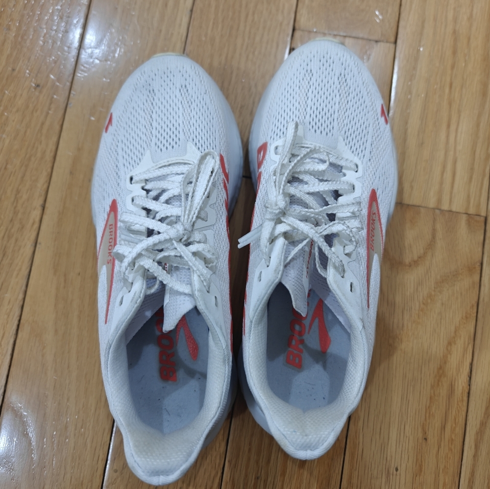 Brooks Womens Hyperion Max 2 1204231B173 White Running Shoes Sneakers Size 7 B - Picture 2 of 5